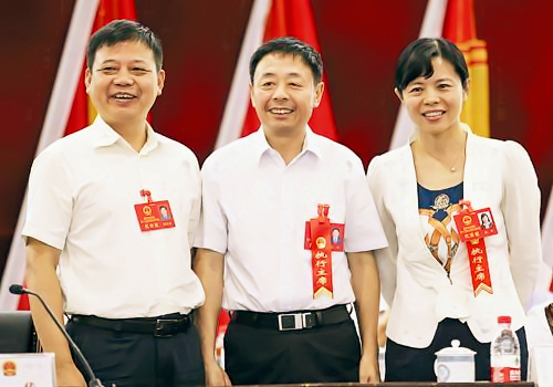 9��7-8�ձ������˴��ٿ���ʮ�߽���������������λ��顣ͼΪ��ί����������µ�ѡ�����˴�ί���������ǣ��ң���ԭ���˴�ί�����δ�����������ϯ̨��Ӱ